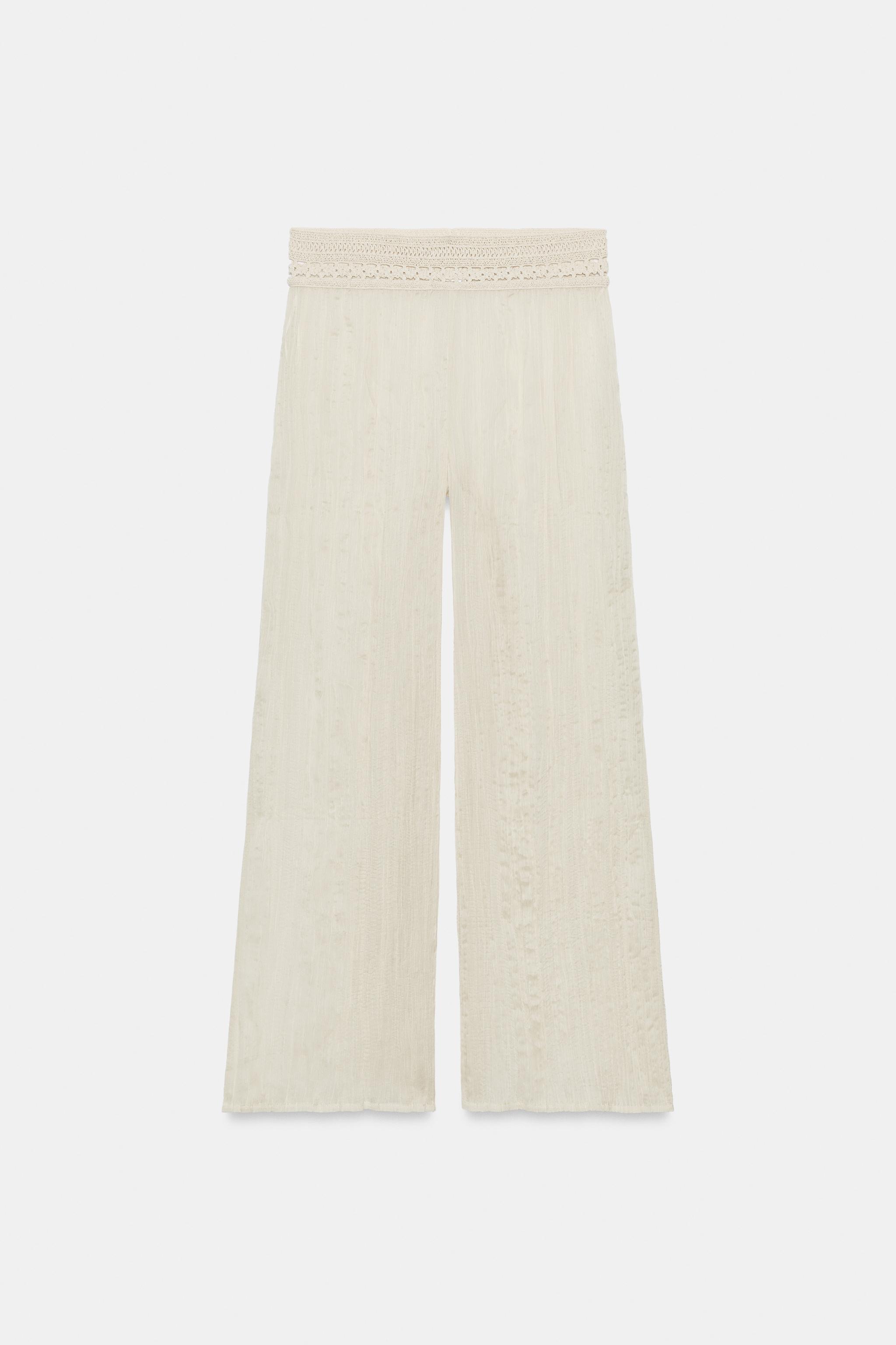 PANTALON EN MATIÈRES VARIÉES AU CROCHET